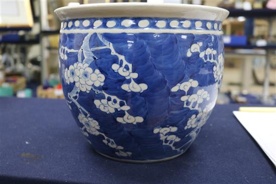 A Chinese blue and white jardiniere H 19.5cm